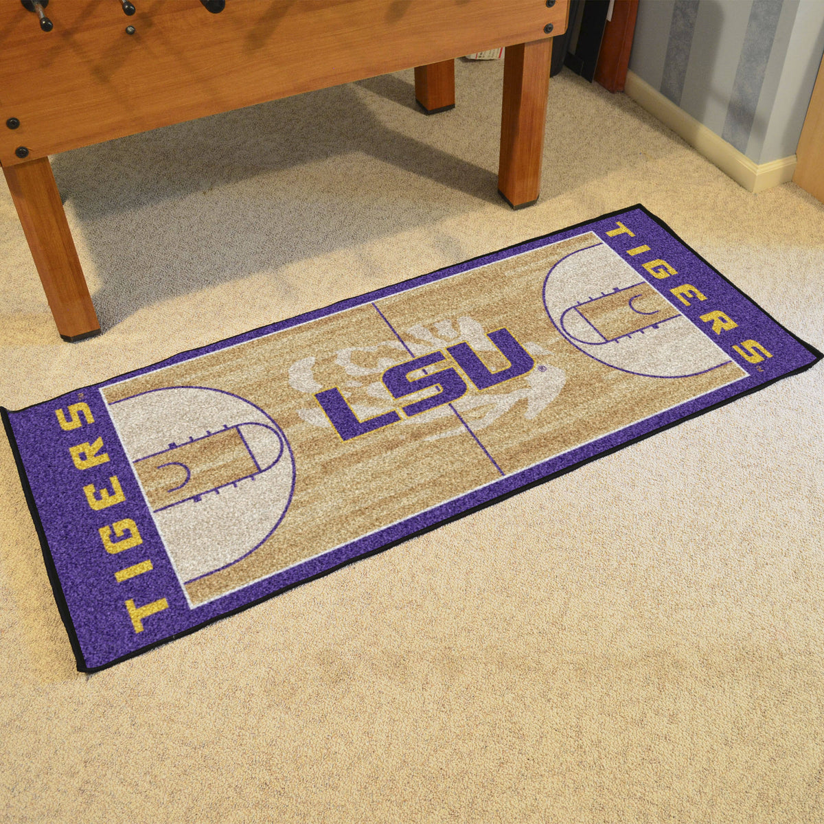 NCAA Basketball Runner R747417