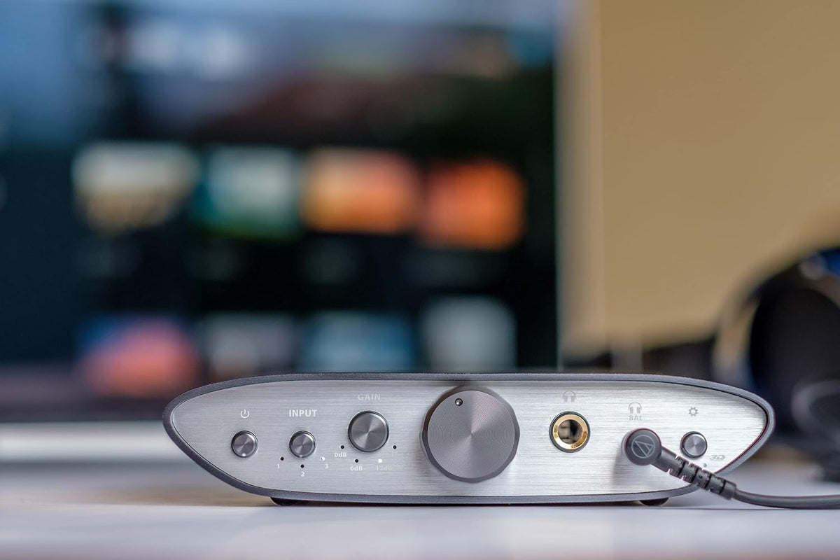 Balanced Desktop Headphone Amp and Preamp with 4.4mm Outputs V8028